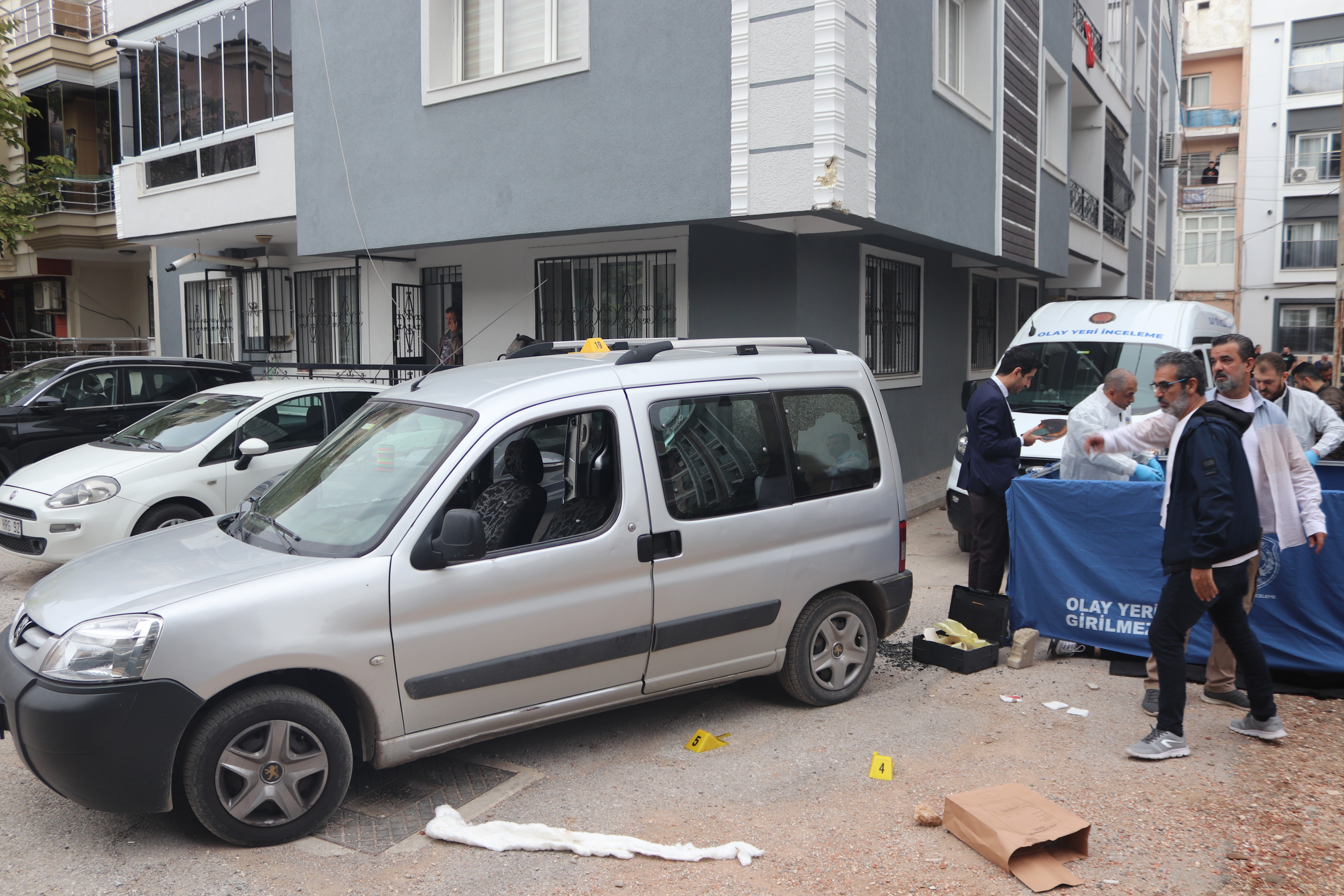 Çıkmaz sokakta sıkıştırdıkları araca kurşun yağdırdılar: 1 ölü, 2 yaralı