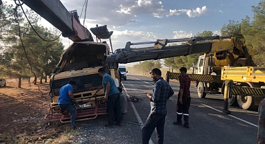 Ceylanpınar'da vinç şarampole devrildi! 1 yaralı