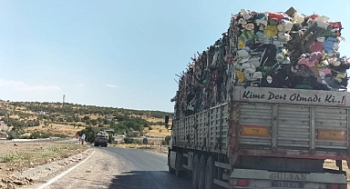 Plastik hurda taşıyan kamyon trafiği tehlikeye soktu