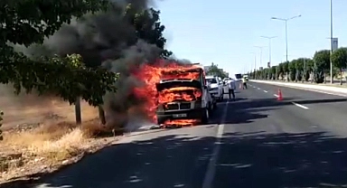 Şanlıurfa'da oto kurtarma aracı alev aldı