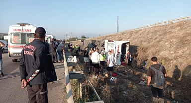 Asker otobüsü devrildi 30 yaralı