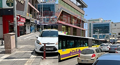 Kaldırıma park edilen araçlar trafiğe zor anlar yaşattı