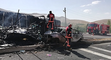 Tır ile otomobilin çarpışmasında araçlar küle döndü: 5 yaralı