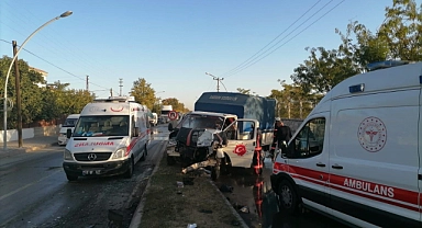 Kamyonet ile otobüs çarpıştı 2 kişi yaralandı