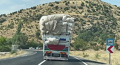 Saman yüklü kamyon trafiği tehlikeye attı