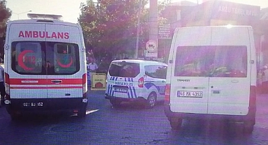 Yolun karşısına geçen yayaya minibüs çarptı