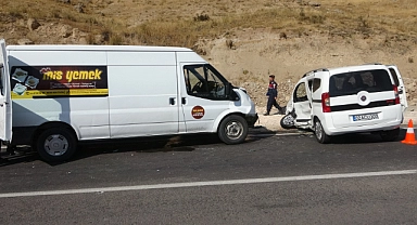 Minibüs ile hafif ticari araç çarpıştı: 2 yaralı