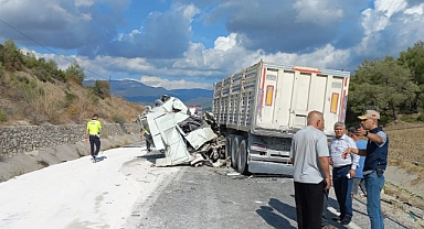 Tır ile minibüs çarpıştı 3 kişi hayatını kaybetti