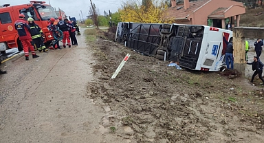 Yolcu otobüsü devrildi: 3'ü ağır 33 yaralı