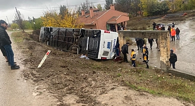 Yolcu otobüsü devrildi: Çok sayıda yaralı var