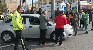 Hafif ticari araç ile otomobil çarpıştı: 3 yaralı