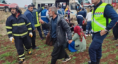 Şanlıurfa'da tarım işçilerini taşıyan araç kaza yaptı: 23 yaralı