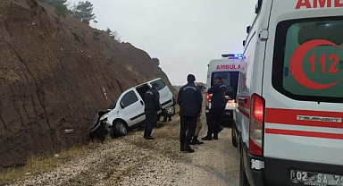 Hafif ticari araç şarampole devrildi: 3 yaralı