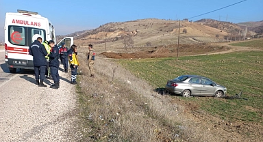 Şarampole yuvarlanan otomobilin sürücüsü yaralandı