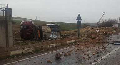 Tır sürücüsü elektrik direğine çarptı: 1 yaralı