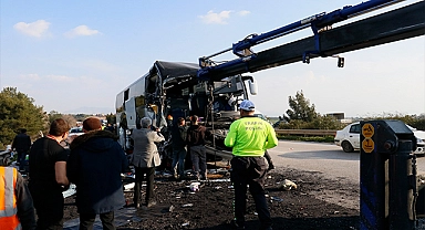 Depremzedeleri taşıyan otobüs kaza yaptı: 2 ölü, 6 yaralı