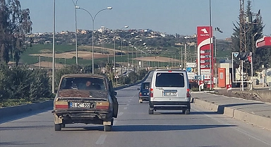 Kapısı açık seyreden otomobilin tehlikeli yolculuğu