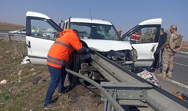 Viranşehir'de kamyonet bariyerlere ok gibi saplandı: 2 ölü, 3 yaralı