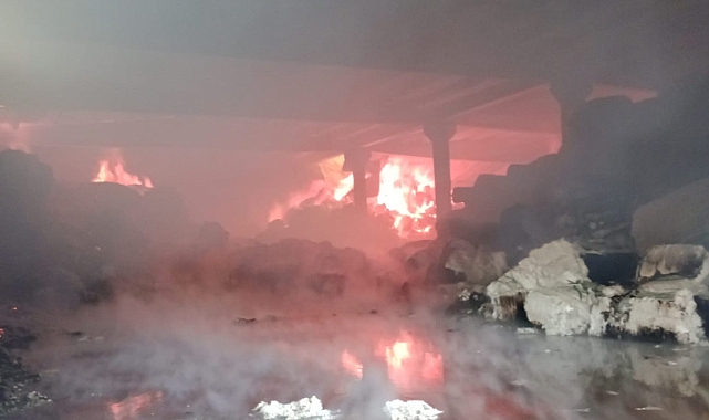 Deprem bölgesinde fabrika yangını