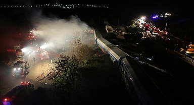 İki tren çarpıştı: 32 ölü, 85 yaralı