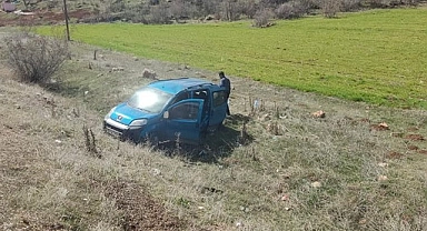 Virajı alamayan araç tarlaya devrildi: 3 yaralı