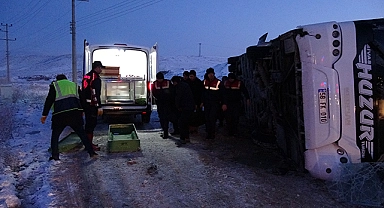 Yolcu otobüsü devrildi: 1 ölü, 25 yaralı