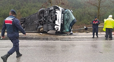 Yolcu otobüsü devrildi: 8 yaralı