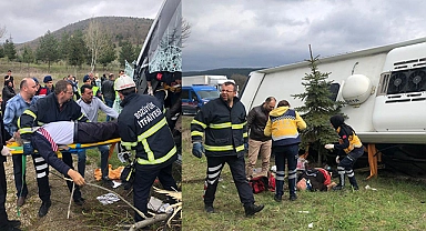 Seyir halindeki yolcu otobüsü devrildi!  1'i ağır 12 yaralı