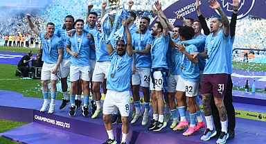 Manchester City, şampiyonluk kupasını kaldırdı