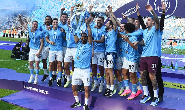 Manchester City, şampiyonluk kupasını kaldırdı