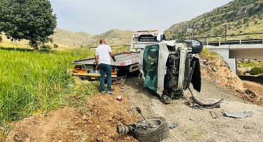 Mardin’de ticari araç takla attı: 2 yaralı