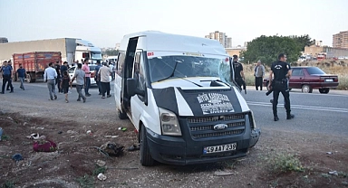 Siverek'te tarım işçilerini taşıyan minibüs tırla çarpıştı