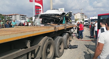 Tur midibüsü tıra arkadan çarptı: 1 ölü, 5 turist yaralı