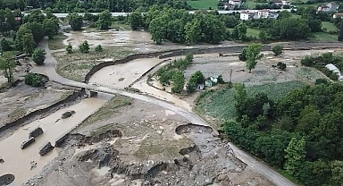 6 köyü ilçeye bağlayan yol çöktü