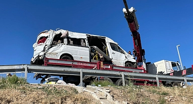 Tarım işçilerini taşıyan minibüs devrildi: 24 yaralı