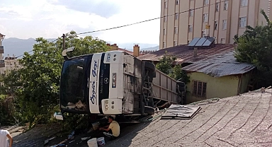 Yokuş çıkarken geri kayan tur otobüsü evin bahçesine devrildi: 30 yaralı