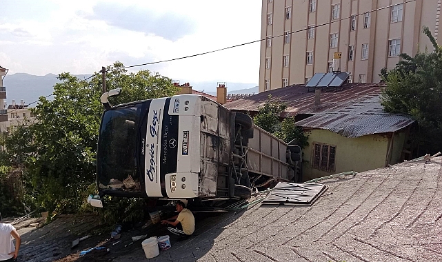 Yokuş çıkarken geri kayan tur otobüsü evin bahçesine devrildi: 30 yaralı