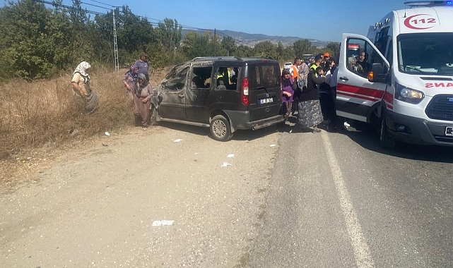 Hafif ticari araç takla attı: Yaralılar var