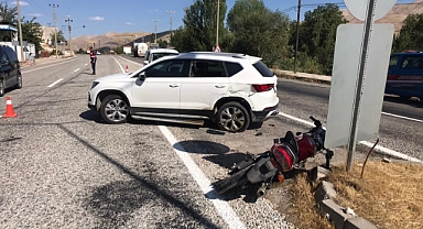 Otomobille motosiklet çarpıştı: 1 yaralı