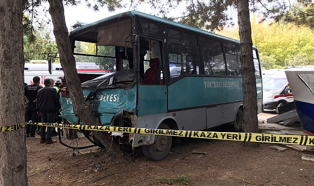 Freni patlayan midibüs otomobilleri biçip parka daldı: 1’i ağır, 27 yaralı