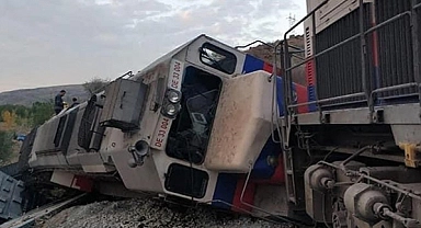 İki tren kafa kaya çarpıştı: Yaralılar var