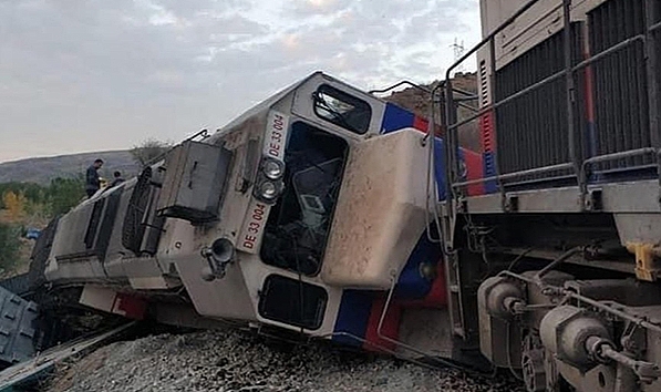 İki tren kafa kaya çarpıştı: Yaralılar var