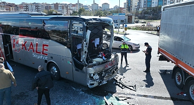 Yolcu otobüsü tırla çarpıştı: Yaralılar var