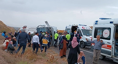 Kayseri'de midibüs devrildi: 15 yaralı