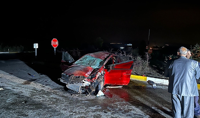 Refüje çarpan otomobil sürücüsü olay yerinde hayatını kaybetti