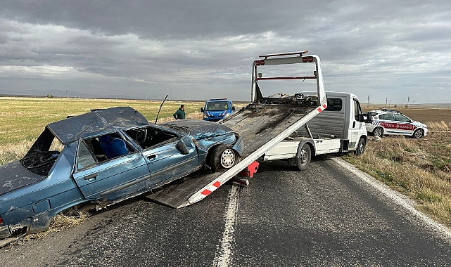 Tarlaya giren otomobilde 3' ü çocuk 6 kişi yaralandı