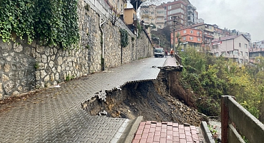 Hastane yolunda heyelan oldu, yol trafiğe kapatıldı