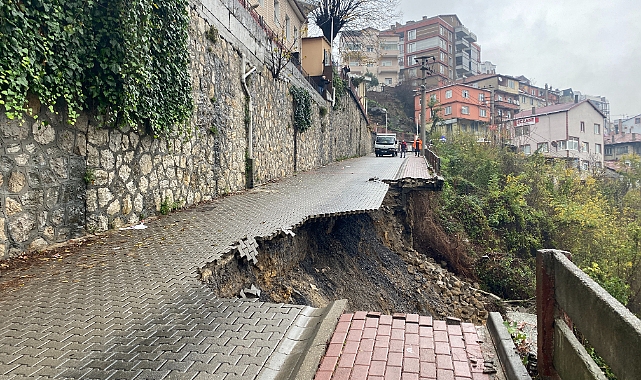 Hastane yolunda heyelan oldu, yol trafiğe kapatıldı