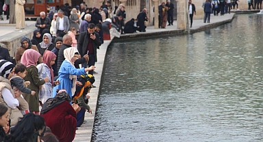 Güneşli havayı fırsat bilenler Balıklıgöl’e akın etti