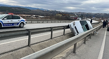 Karayolunda araç bariyerlere asılı kaldı: 2 yaralı